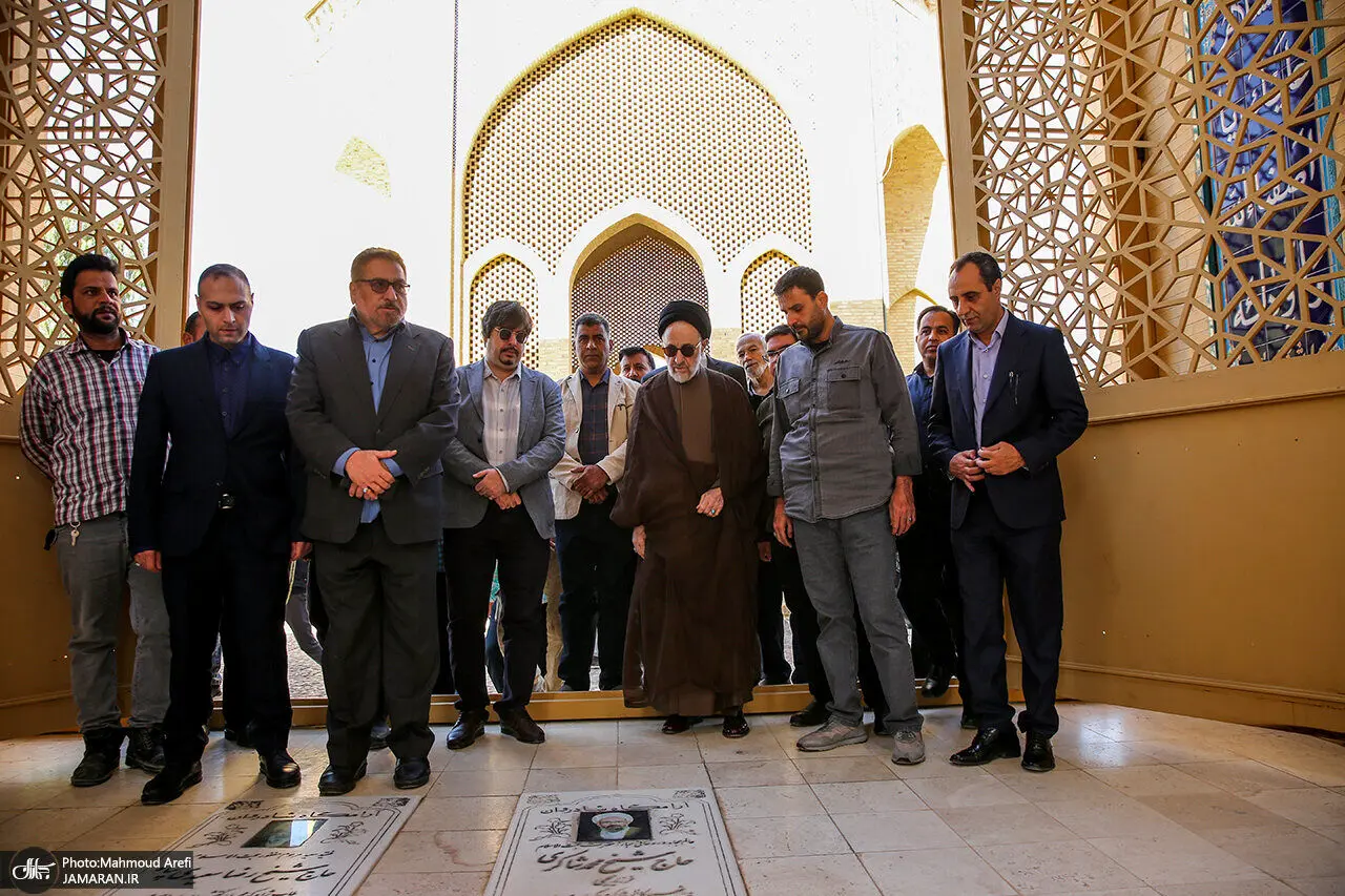  سید محمد خاتمی بر مزار پدرش+عکس
