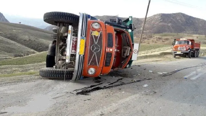 کامیون حامل تریاک، با چپ کردنش خودش را لو داد!