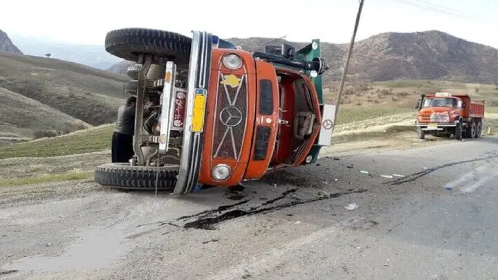 کامیون حامل تریاک، با چپ کردنش خودش را لو داد!