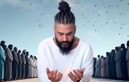 عکس از ساسی مانکن بر سر در ورودی یک مسجد!