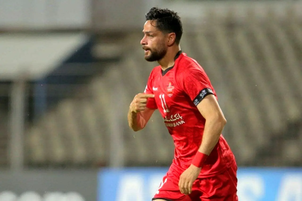 کاپیتان پرسپولیس با پیراهن بنفش هوادار دیده شد