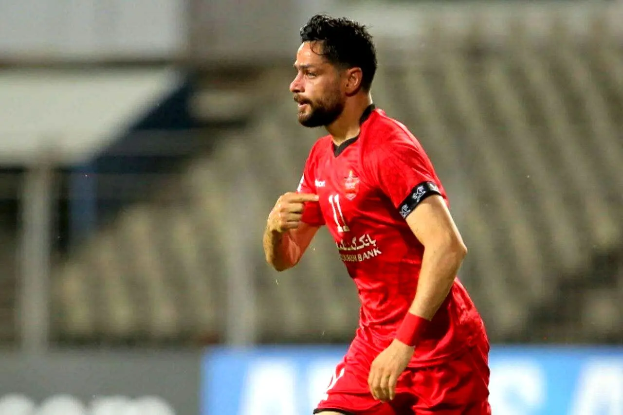 کاپیتان پرسپولیس با پیراهن بنفش هوادار دیده شد