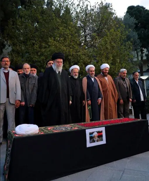 اقامه نماز رهبر انقلاب بر پیکر آیت‌الله امامی‌کاشانی

