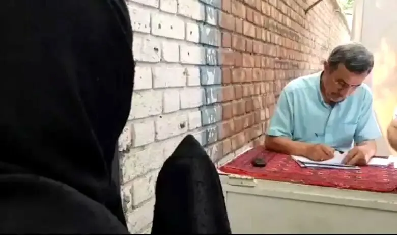 احمدی نژاد پس از شایعات درباره حصر آفتابی شد؟+ عکس
