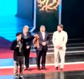 اقدام جنجالی یک کارگردان وسط افتتاحیه جشنواره فجر ؛ هدیه کراوت برای وزیر ارشاد+فیلم

