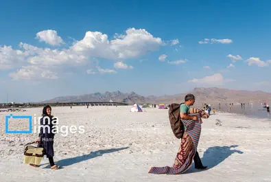 شنا کردن مردم در دریاچه بی‌جان ارومیه + عکس