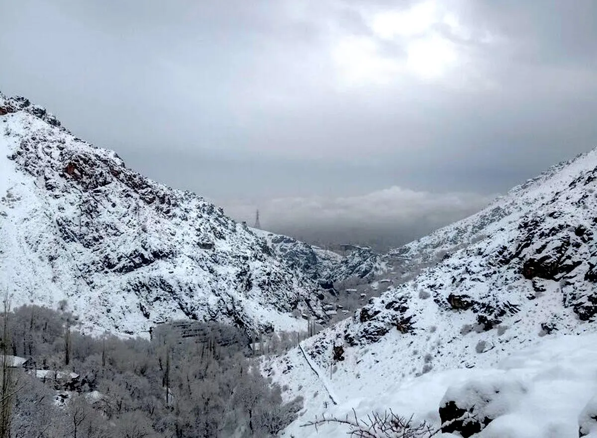 بحران در فریدون‌شهر/ محاصره ۶۰ روستا در برف شدید