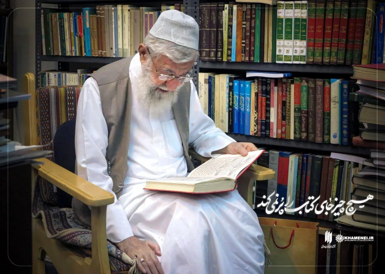 کدام کتاب ها در کتابخانه شخصی رهبر انقلاب وجود دارد؟ + عکس 
