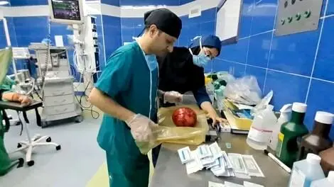 خارج‌کردن تومور ۱۱ کیلویی از شکم بیمار!