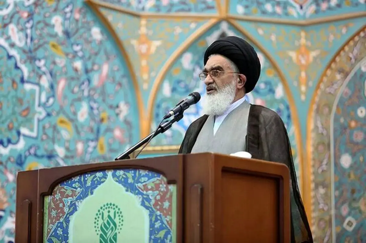 امام جمعه قم: باید جلوی فضای مجازی گرفته شود 