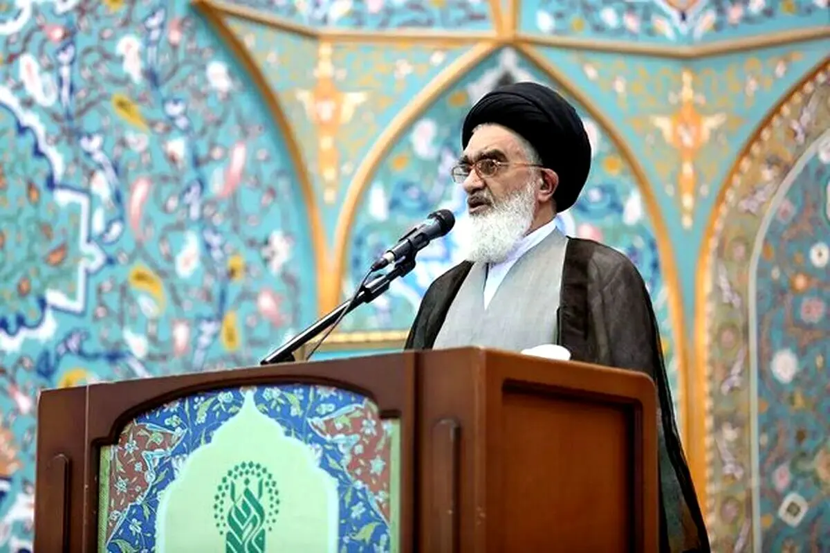 امام جمعه قم: باید جلوی فضای مجازی گرفته شود 