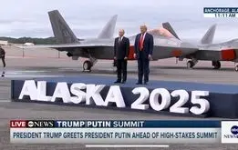 عکس یادگاری پوتین و ترامپ در آلاسکا  در میان جنگنده‌های آمریکایی

