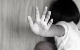 آزار وحشتناک دختر ۷ ساله توسط نامادری در سنندج / چه بر سر آنیلا کوچولو آمده؟ + فیلم و عکس