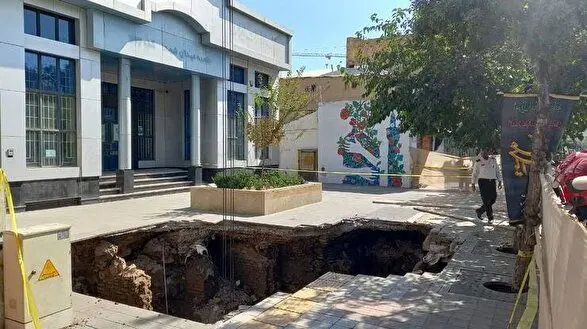 نشست هولناک زمین در یکی از خیابان های اصلی مشهد + عکس