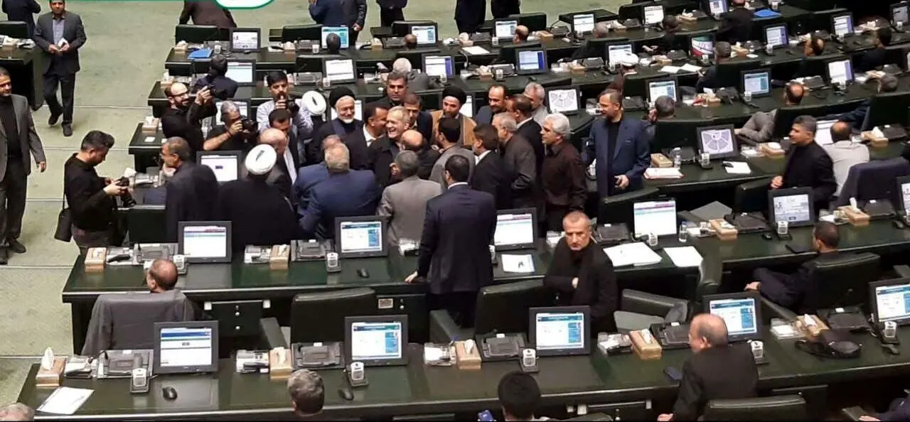  بازار داغ سلفی نمایندگان با پزشکیان در مجلس شورای اسلامی + فیلم
