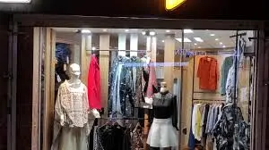 استفاده از مانکن زنده در ویترین یک فروشگاه لباس در تهران جنجال برانگیز شد + فیلم
