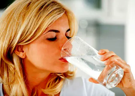 نوشیدن ۸ لیوان آب در روز حقیقت ندارد؟