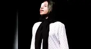  دختری که در اعتراضات چشمش را از دست داد، روی صحنه تئاتر رفت /ویدئو

