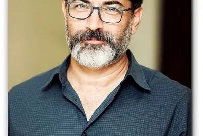 پارسا پیروزفر