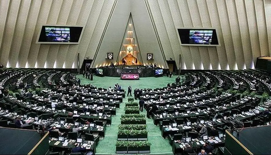 نماینده مجلس: امروز مجلس بین دفن خود و ماندن وزیر یکی را انتخاب می‌کند