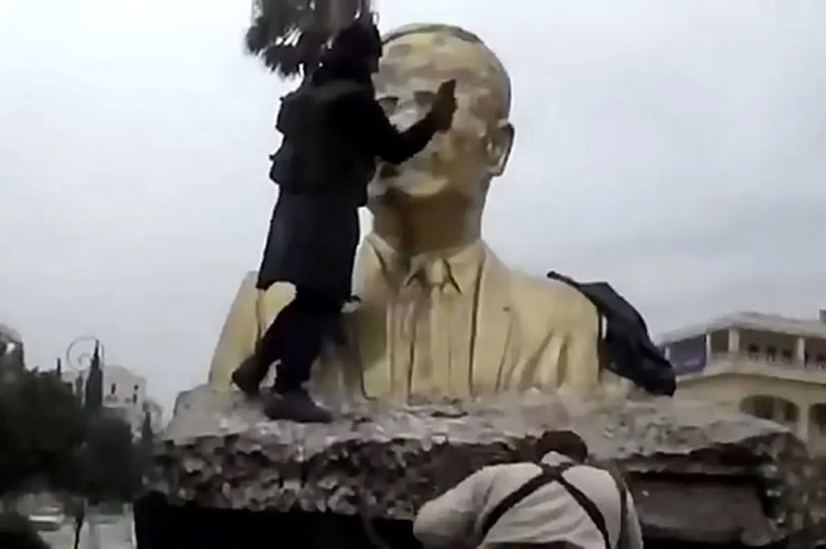 مجسمه حافظ اسد در دمشق سرنگون شد
