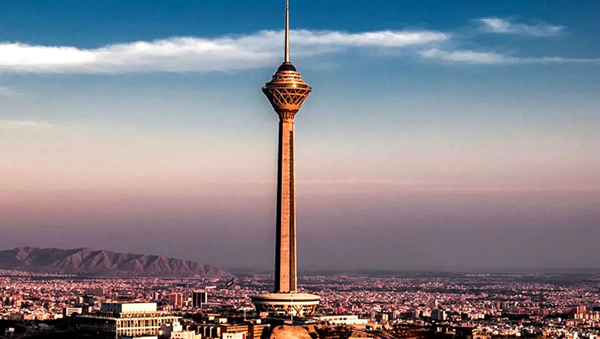پرواز اولین خلبان زن دور برج میلاد +فیلم