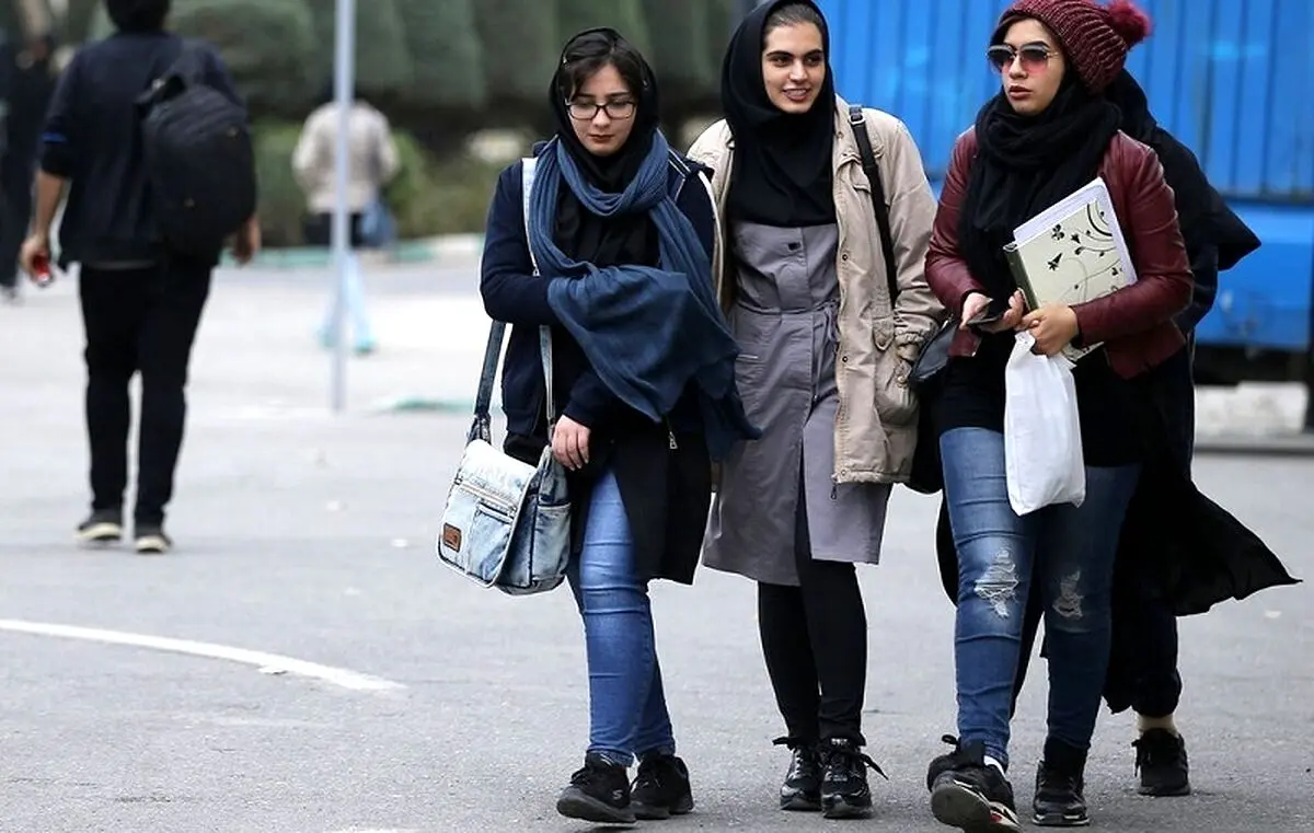 جنجال خواستگاری رمانتیک در یک دانشگاه تهران | پسر سر کلاس درس زانو زد
