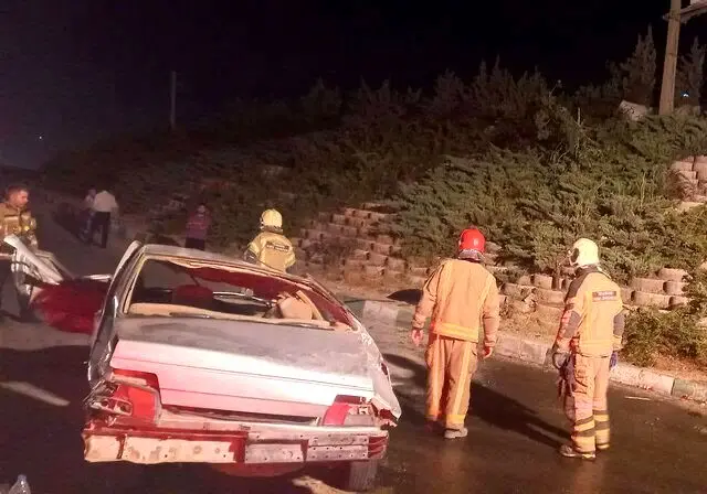 سقوط پژو ۴۰۵ از ارتفاع ۵ متری در بزرگراه شهید بابایی