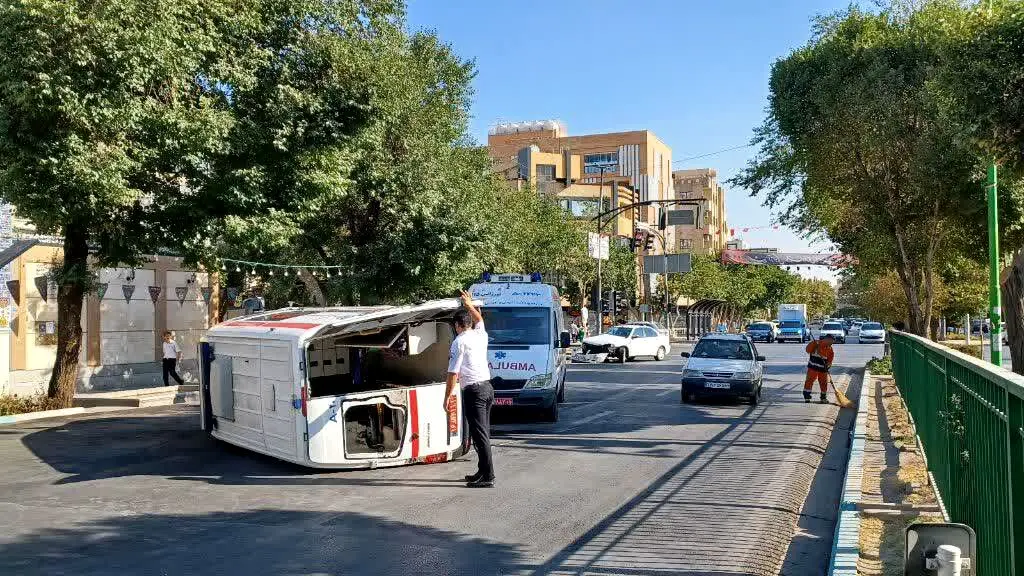 تصادف سمند با آمبولانس در اصفهان حادثه‌ساز شد