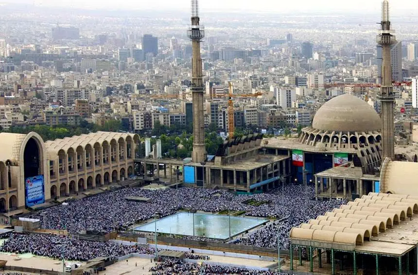 شعار حیدر حیدر در خطوط منتهی به متروی مصلی

