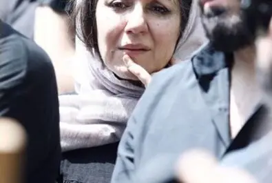  (تصویر) حضور آزاده صمدی و اشک‌های پردیس احمدیه در تشییع رضا حداد