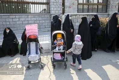 تجمع برخی زنان مقابل مجلس در اعتراض به وضعیت حجاب