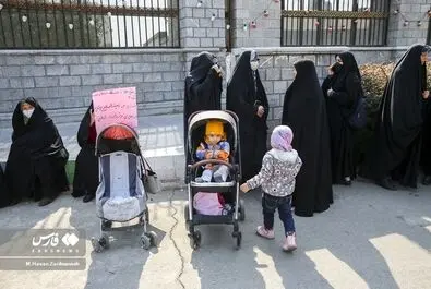 تجمع برخی زنان مقابل مجلس در اعتراض به وضعیت حجاب