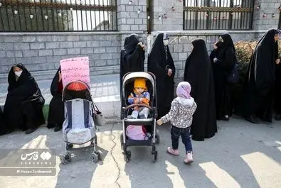 تجمع برخی زنان مقابل مجلس در اعتراض به وضعیت حجاب