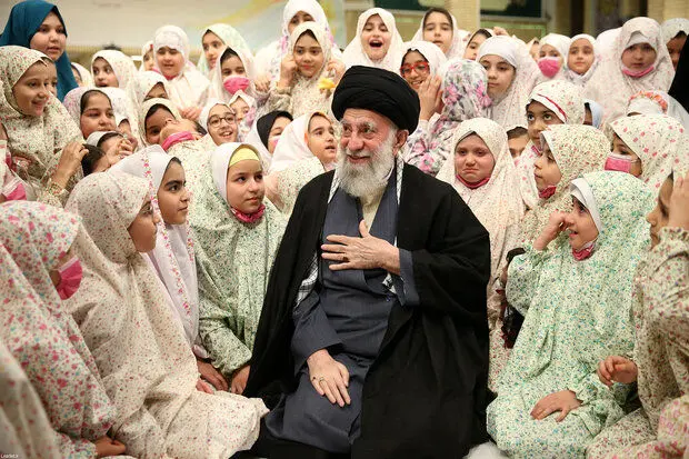 تصویری دیدنی از دختران 4 شهید مدافع حرم در کنار رهبر انقلاب+ عکس