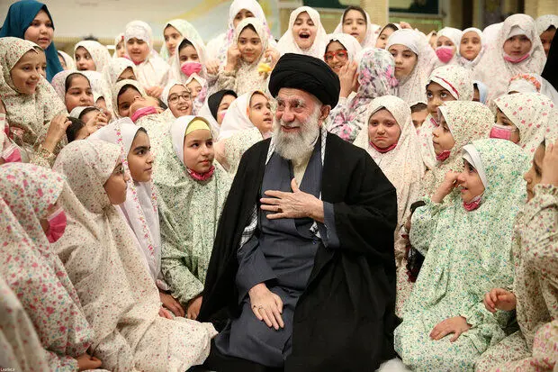 تصویری دیدنی از دختران 4 شهید مدافع حرم در کنار رهبر انقلاب+ عکس