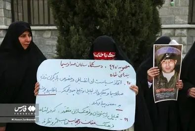 تجمع برخی زنان مقابل مجلس در اعتراض به وضعیت حجاب