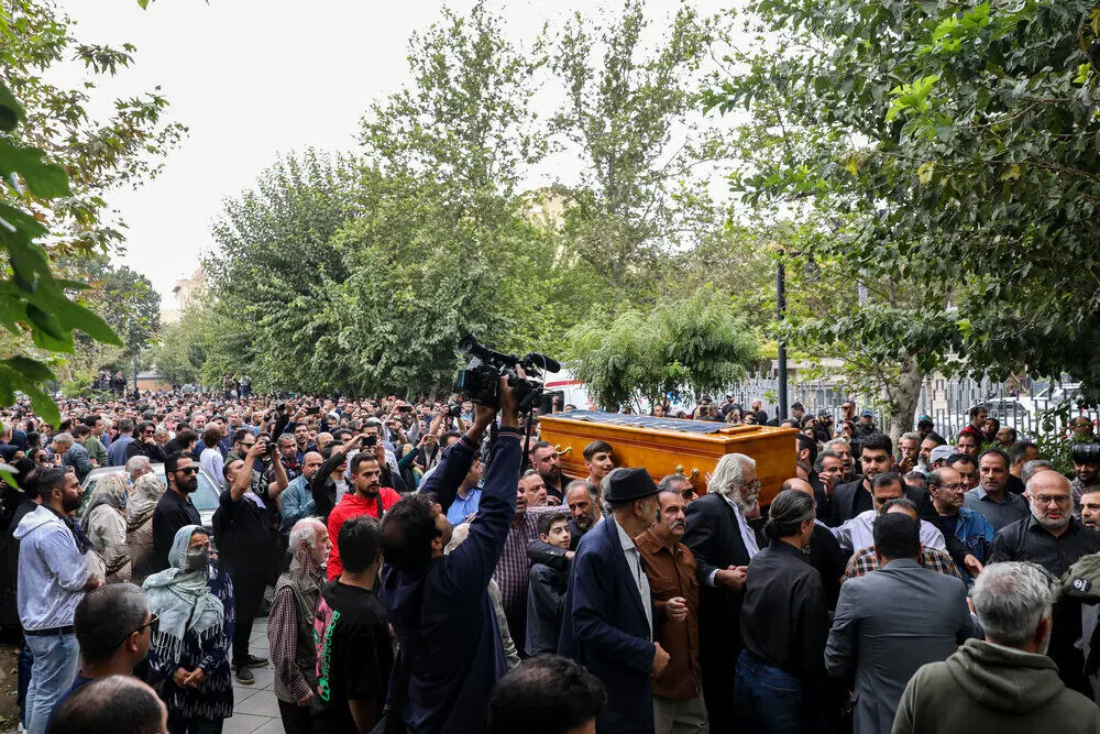 پوشش جنجالی نوید محمدزاده و فرشته حسینی در مراسم خاکسپاری آتیلا پسیانی


