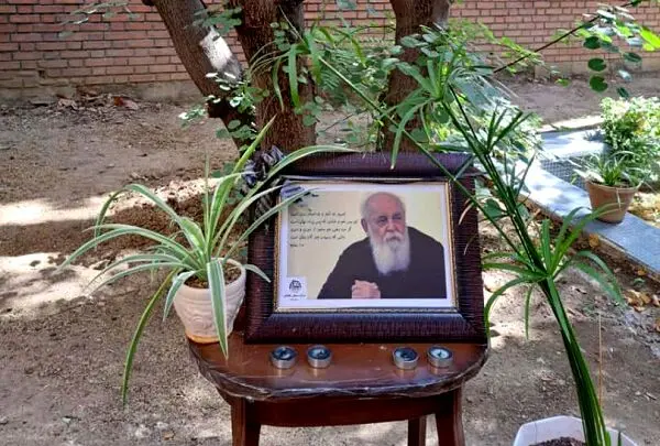 حکم دادگاه کلن  برای  انتقال پیکر هوشنگ ابتهاج به ایران