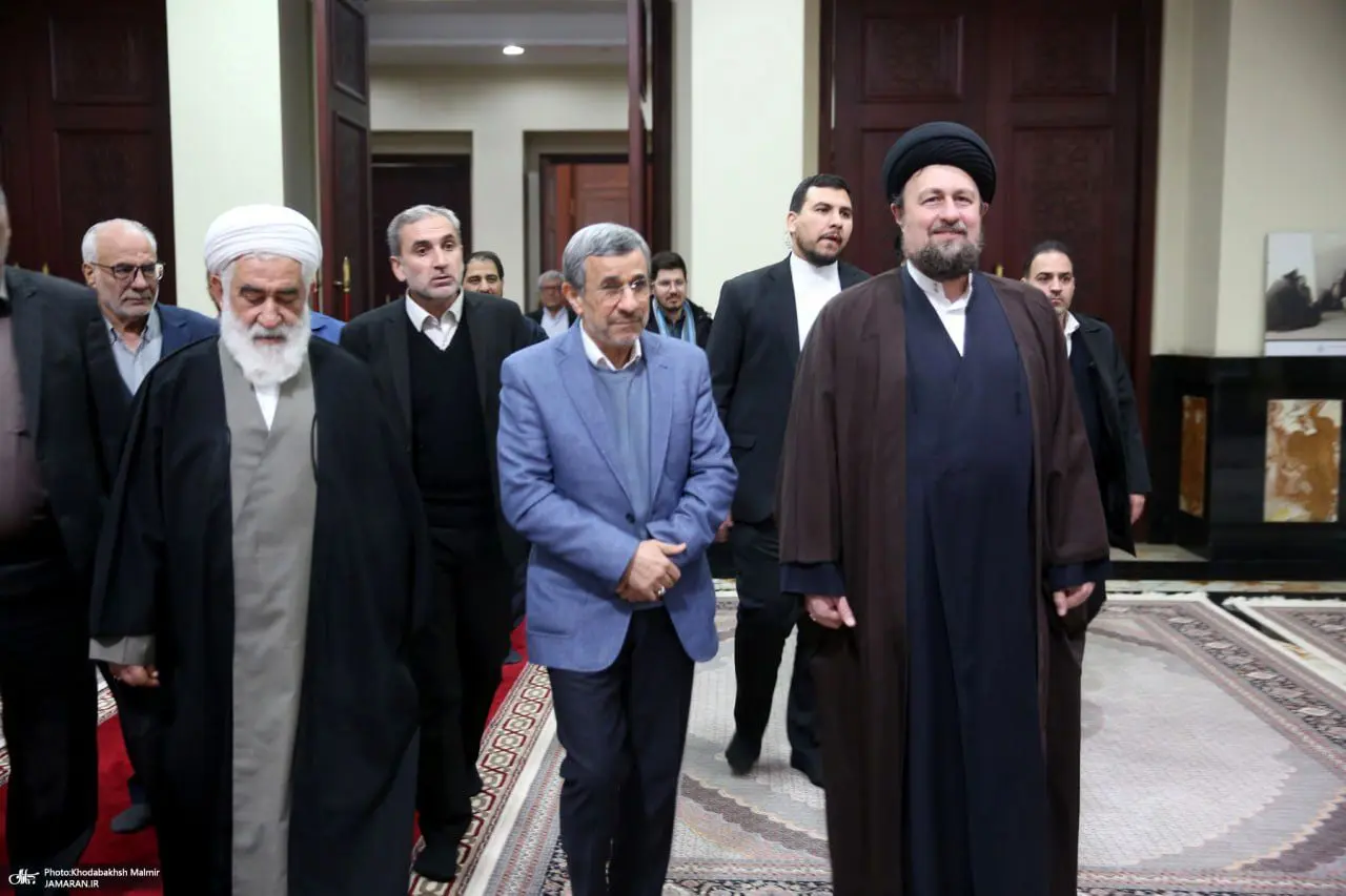 محمود احمدی نژاد در حرم امام خمینی آفتابی شد + عکس