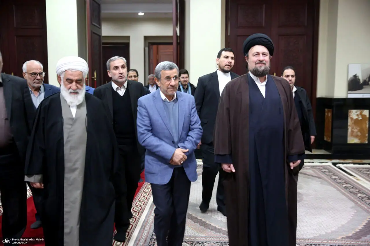 محمود احمدی نژاد در حرم امام خمینی آفتابی شد + عکس