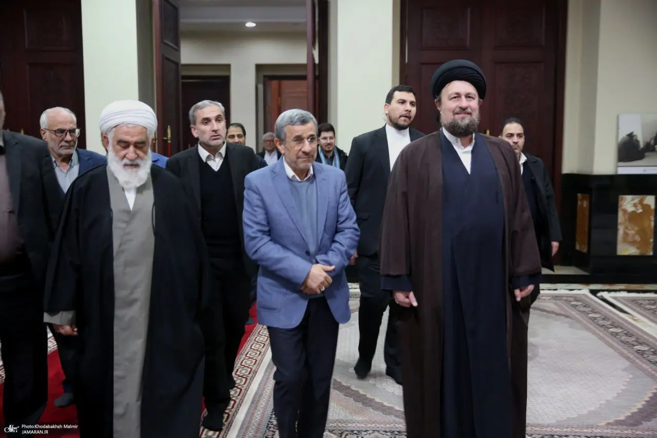 محمود احمدی نژاد در حرم امام خمینی آفتابی شد + عکس