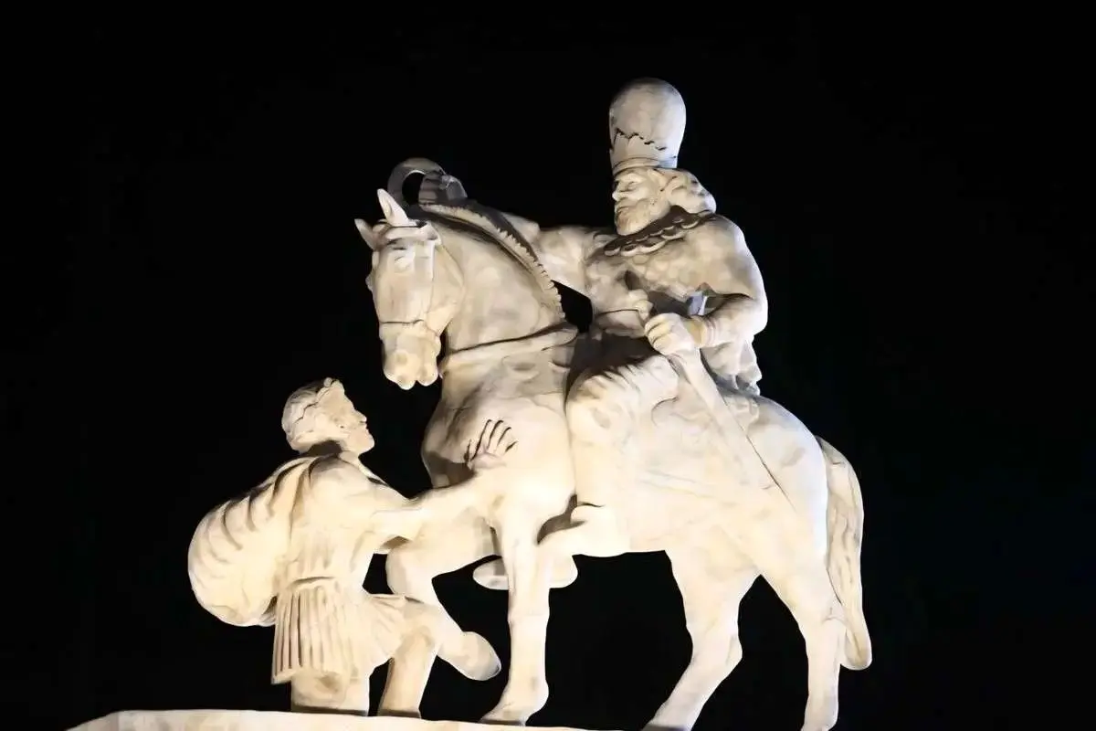 مجسمه «والرین» در فرودگاه مهرآباد نصب شد