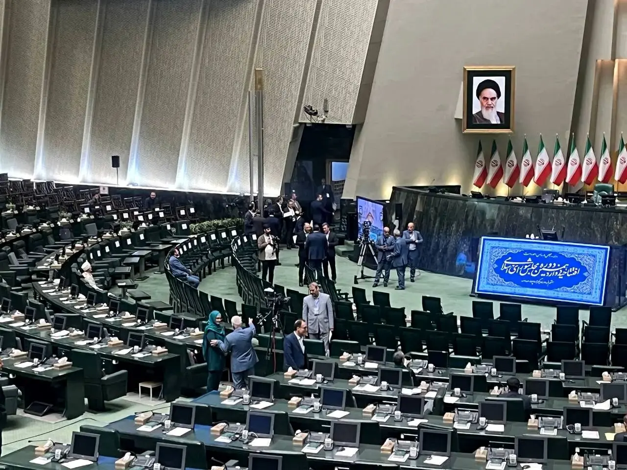 تصویر بی‌سابقه از دست دادن نماینده زن و آقای نماینده در مجلس ایران
