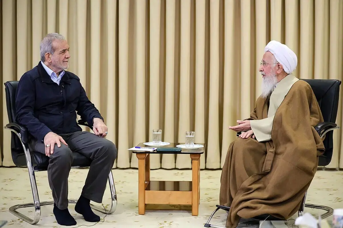 اطلاعیه دفتر آیت‌الله جوادی آملی درباره جنجال دست دادن با پزشکیان
