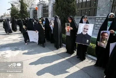 تجمع برخی زنان مقابل مجلس در اعتراض به وضعیت حجاب