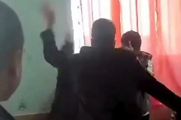 ویدئویی از کتک کاری شدید و خشن یک معلم با دانش آموزان