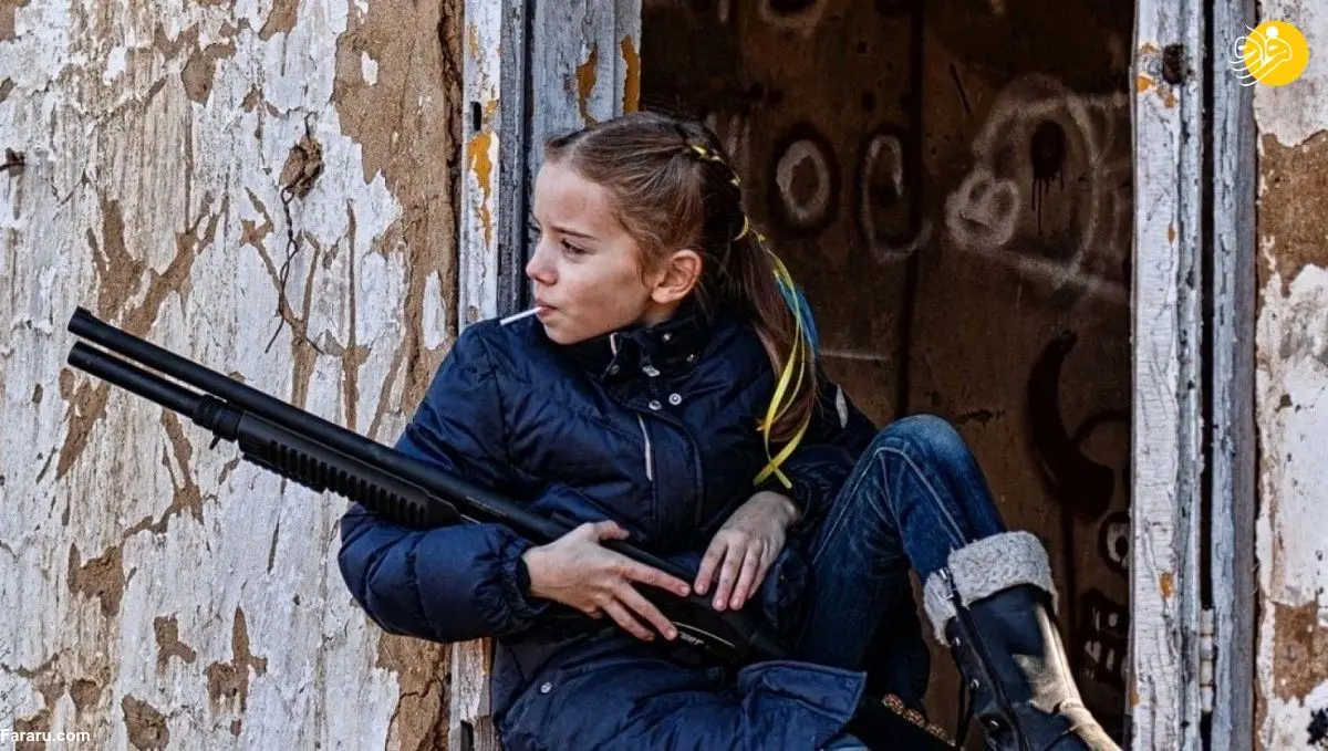 داستان عکس دختر اسلحه بدست  با آبنبات چوبی 