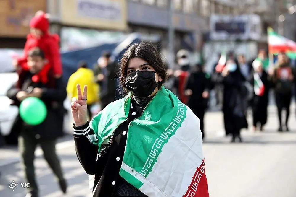 آقای کیهان! نظر شما درباره این دختر بی‌حجاب چیست؟+ عکس

