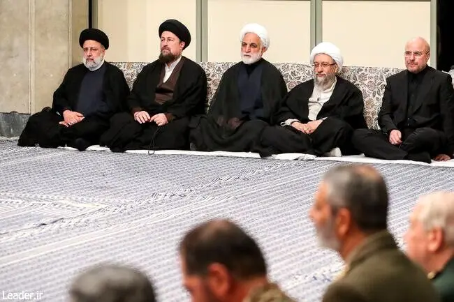 عکس جنجالی یک دیدار / حسن خمینی در جایگاه سران نظام